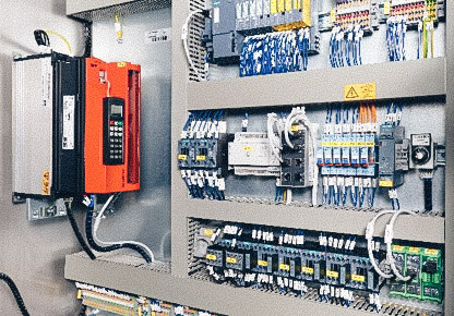 Elektrische Schalttafel mit vielfältigen Drahtverbindungen für Automationslösungen im Maschinenbau und Anlagenbetrieb